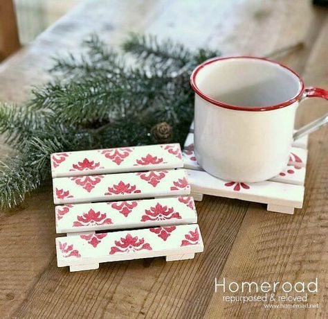 Gift project Mini Pallet Christmas Drink Coasters Snacks Christmas, Mini Pallet Coasters, Pallet Coasters, Mini Crates, Red Crafts, Christmas Drink, Storage Crate, Illustration Christmas, Pallet Christmas