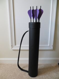 DIY Cosplay Quiver -- i'd like to get some real archery lessons in before i ever cosplay an archer, but MAN i really want to! Kate Bishop Cosplay Diy, Diy Kate Bishop Costume, Hawkeye Quiver, Quiver Diy, Diy Quiver, Hawkeye Cosplay, Arrow Cosplay, Diy Fantasia, Marvel Diy