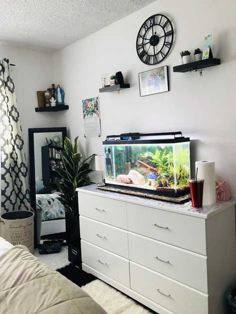 White dresser with a fish tank.☺️ Bedroom Ideas With Fish Tanks, Fish Tanks In Bedrooms Aesthetic, Aesthetic Room With Fish Tank, Aquarium In Room Aesthetic, At Home Fish Tank, Fish Tank In Nursery, Fish Tank On Dresser, Fish Tank Bedroom Ideas, Fish Tank Apartment