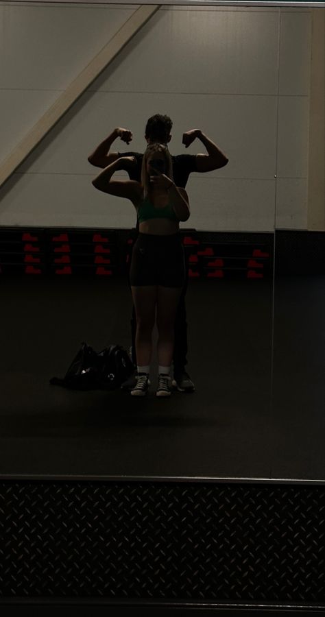 Gym mirror picture, couples pictures, vision board, gym outfits, fitness, inspiration, dark themed mirror selfies, gym studio. Gym Pics With Boyfriend, Gym Couple Aesthetic Faceless, Gym Couple Pictures, Couple Workout Aesthetic, Couple Gym Goals, Gym Shark Aesthetic, Gym Photos Couple, Gym Couple Poses, Gym Romance