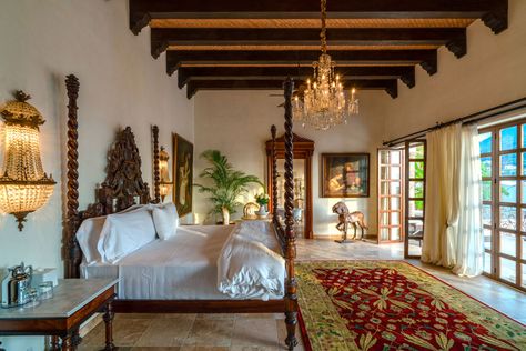 This Hotel Used To Be Elizabeth Taylor and Richard Burton's Love Nest Hacienda Style Bedroom, Hacienda Bedroom, Spanish Bedroom, Hacienda Style Homes, Mexico House, Stunning Hotels, Mexico Hotels, Classic Artwork, Casas Coloniales