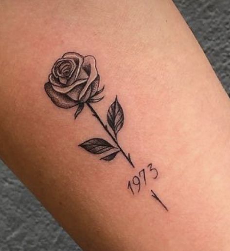 Single Rose Tattoos, Tatuagem Masculina Pequena, Rose Tattoos For Men, Rose Tattoos For Women, Small Rose Tattoo, Simple Tattoo Designs, Classy Tattoos, Tattoos For Daughters, Feminine Tattoos