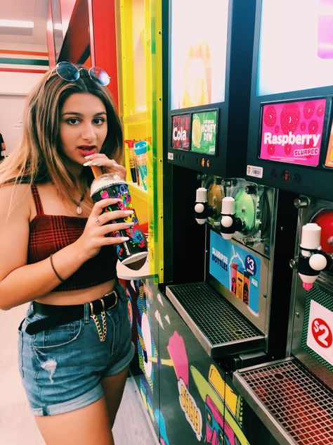 7 Eleven Photoshoot Ideas, 7 11 Photoshoot, 7 Eleven Photoshoot, Photoshoot Convenience Store, Convenience Store Aesthetic Photoshoot, 7 Eleven With Friends, Supermarket Photoshoot Aesthetic, 7 11 Aesthetic, 7 Eleven