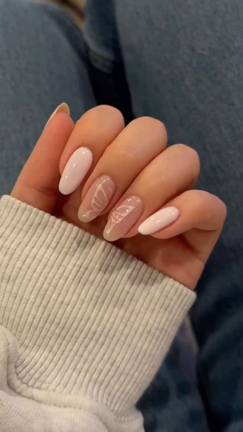 Simple Nails Ideas Summer, Nail Polish Simple Ideas, Simple Minimalist Nail Art, Nails Inspiration Floral, Gel Full Set Nails Almond, Short Almond Butterfly Nails, Butterfly Simple Nails, French Accent Nail, Summer Minimalistic Nails