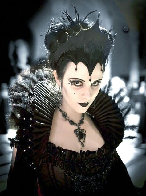 Vampire Family, Dark Costumes, Evil Fairy, Mode Steampunk, Evil Queens, Dark Queen, Queen Costume, Victorian Goth, Art Face