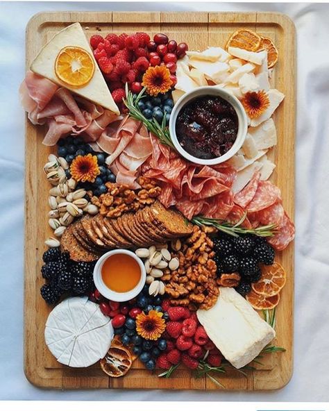 That prosciutto AND salami river 🧀 We also love garnishing with candied oranges in the winter, these are from @traderjoes. See full #SwipeToBuild on @cheesebynumbers a few posts back. #ThatCheesePlate Salami River, French Cheese Plate, Candied Oranges, Cold Cut, Picnic Plates, Healthy Recipes Easy Snacks, Charcuterie Inspiration, Charcuterie Cheese, Party Food Platters