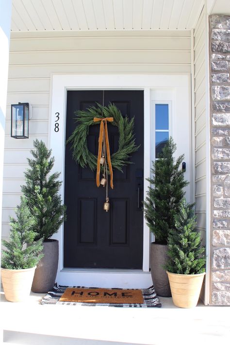 Door Decorations Christmas, Diy Christmas Door Decorations, Christmas Coffee Table Decor, Diy Christmas Door, Porch Christmas Decor, Modern Christmas Decor, Christmas Decor Inspiration, Christmas Front Porch, Christmas Front Doors