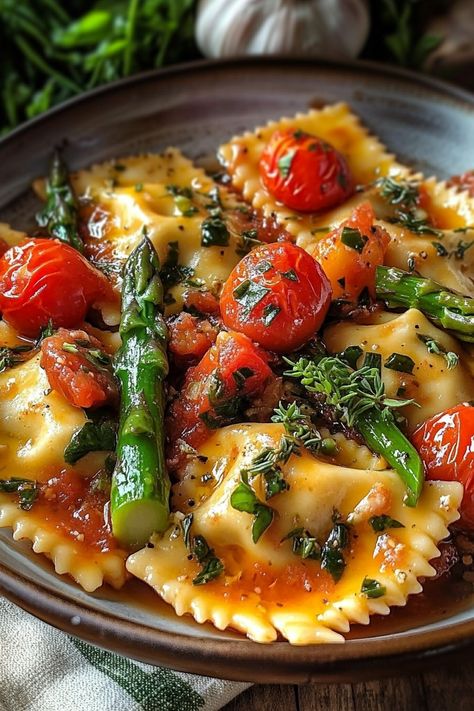 Raviolis With Asparagus And Tomatoes, Ravioli And Asparagus Recipe, Ravioli With Tomatoes Asparagus Garlic, Ravioli With Tomatoes And Asparagus, Tomato Recipes Pasta, Asparagus Tomato Pasta, Ravioli With Asparagus, Asparagus Garlic, Sundried Tomato Pasta