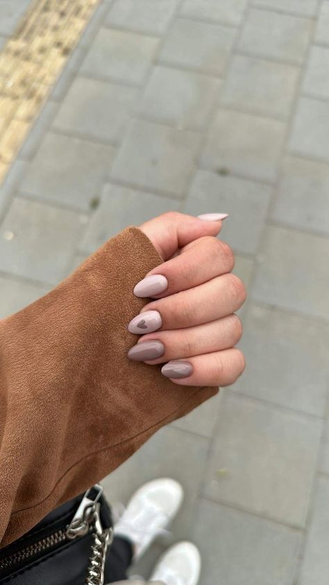 Short Nails Ideas With Hearts, Beige Short Nails Design, Beige Heart Nails, Winter Nails Beige, Short Beige Nail Designs, Nail Art Designs Plain, Beige Nail Art Design, Short Nail Designs Beige, Brown Hearts Nails