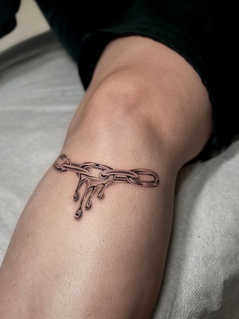 Chain Knee Tattoo, Chain Tattoos For Women, Chain Tattoo Design, Chain Tattoos, Chrome Tattoo, Study List, Master Study, Knee Tattoos, Metallic Tattoo