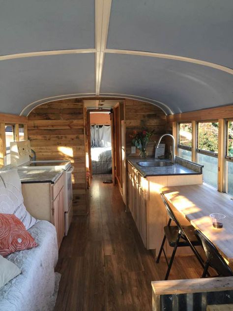 Oregon Woman Turns School Buses Into Tiny Homes for Working Homeless Families Converted Buses Home, Skoolie Life, School Bus Tiny House, School Bus Camper, Homeless Housing, School Bus House, Converted School Bus, Bus Ideas, Converted Bus