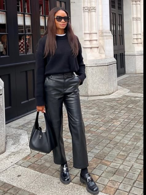 How To Style Leather Pants, Leather Trousers Outfit, Lederhosen Outfit, Wide Leg Pants Outfit, Winter Pants Outfit, Silk Fashion, Loafers Outfit, Mode Tips, Leather Pants Outfit