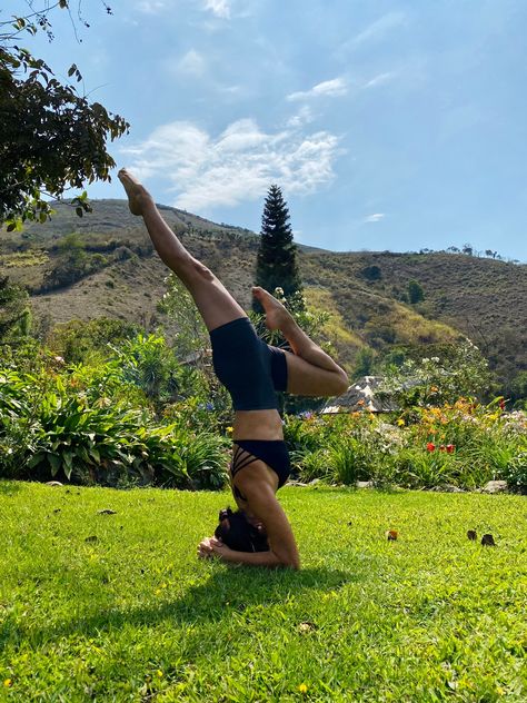 Nature inspires me in every way.🤸🏻‍♀️⁠ ⁠ I am always so delighted to be surrounded by green.🌿 ⁠ Go outside and be kind to nature, as nature is kind to you.🌳⁠ ⁠ 🍃Be Good.⁠ 🍃Do Good.⁠ 🍃Feel Good.⁠ #headstand #green #nature #outdooryoga #yogapractice Nature Morning Photos, Yoga Mountain, Outside Yoga, Yoga Aesthetic Nature, Yoga In Nature, Yoga Outside, Yoga Inspiration Poses, Outdoor Meditation, Yoga Outdoor