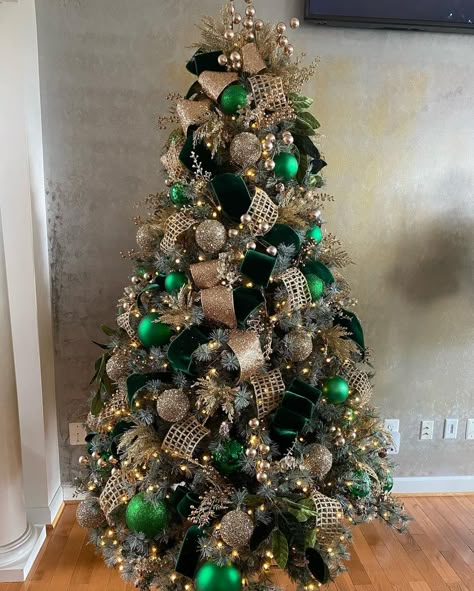 Christmas Tree Decor Green And Gold, Green N Gold Christmas Tree, Emerald Green Christmas Ornaments, Christmas Tree Ideas Emerald Green, Green Bulbs On Christmas Tree, Christmas Decor Gold And Green, Flocked Tree With Green Decor, Color Scheme For Christmas Tree, Christmas Green Tree Ideas