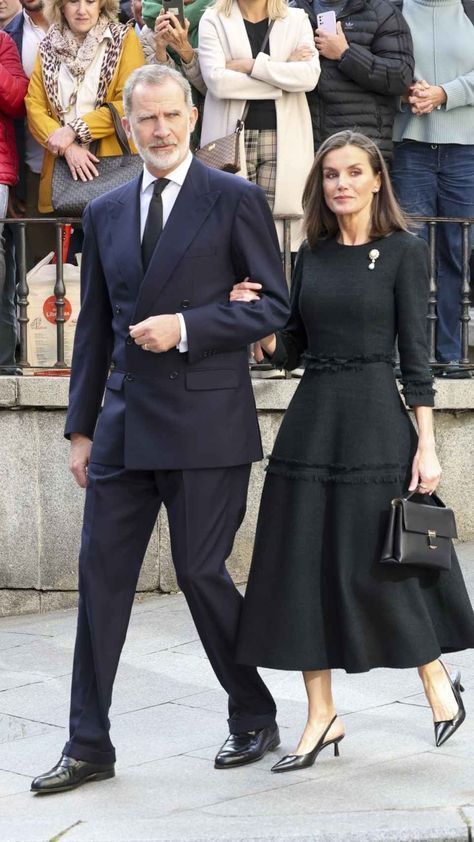 Queen Letizia Dress, Queen Letizia Outfits, Royal Family Fashion, Hobble Skirt, Fashion Idol, 30s Fashion, Well Dressed Women, Fashion Vocabulary, Royal Look