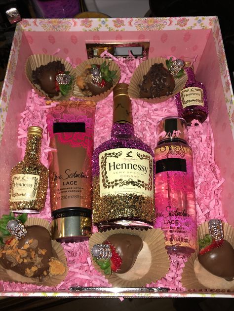 Birthday Gifts With Alcohol, Alcohol Themed Gift Baskets Wine Bottles, 21st Birthday Alcohol Basket, Mini Alcohol Bottles Gift 21st Birthday, 21st Birthday Booze Basket, Diy Christmas Gifts For Family, Decorated Liquor Bottles, Bling Bottles, Liquor Gifts