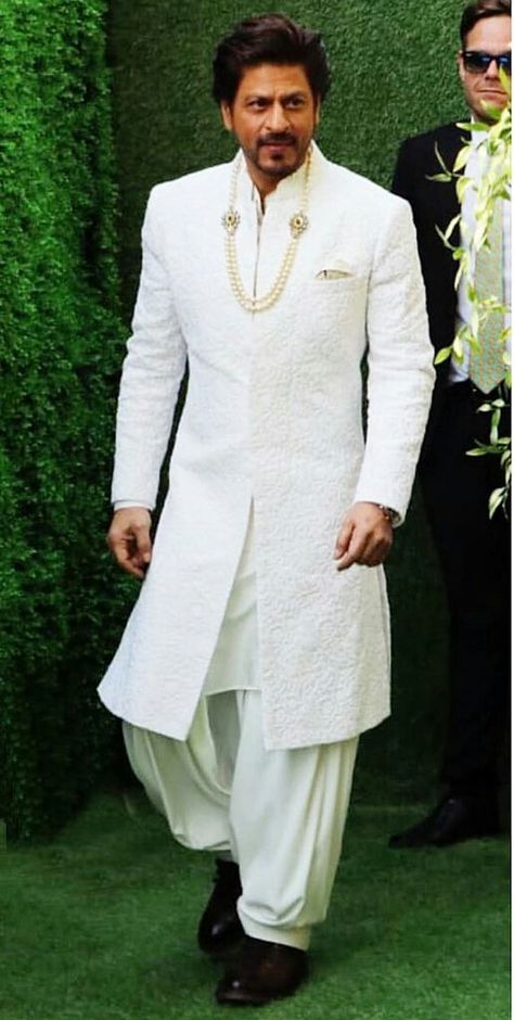 King Khan and Queen Gauri Khan at #AkashAmbaniWedding Srk Sherwani, Western Groomsmen, Unique Mens Wedding Suits, Sherwani Design, White Sherwani, Indian Wedding Clothes For Men, Nike Slippers, Sherwani For Men Wedding, Design Kurta