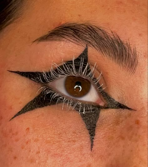 Funky Eyeliner Black, Rock Star Eye Makeup, Cottagecore Eyeliner, Spikey Makeup, Spiral Eye Makeup, Futuristic Eyeliner, Makeup Designs Art, Fairygrunge Makeup, Spiky Eyeliner