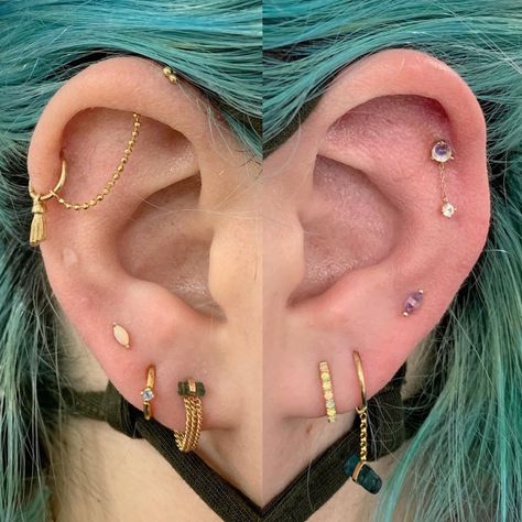 Cassi Lopez-March on Instagram: “chains, dangles and color...but make it look balanced and stylish. I gotchu✨ OG industrial piercing was done by the wonderful @dustin143 ❤️…” Industrial Piercing Styling, Ear Curation Ideas Gold, Pretty Industrial Piercing, Industrial Piercing Cute, Industrial Piercing Ideas, Gold Industrial Piercing, Ear Styling, Industrial Piercings, Ear Curation