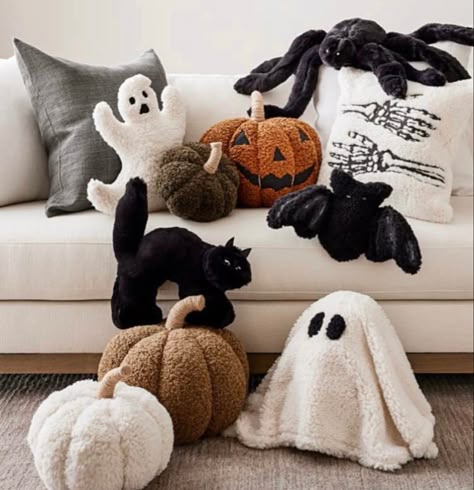 Halloween Living Room, Table Halloween, Halloween Decor Diy, Ghost Pillow, Casa Halloween, Adornos Halloween, Halloween Tattoo, Pumpkin Pillows, Halloween Pillows