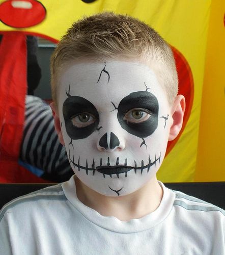 HALLOWEEN/DIA DE LOS MUERTOS                                                                                                                                                                                 Más Kids Skeleton Face Paint, Kids Halloween Face, Face Painting Halloween Kids, Skeleton Face Paint, Halloween Makeup For Kids, Maquillage Halloween Simple, Makeup Zombie, Halloweenský Makeup, Skeleton Face