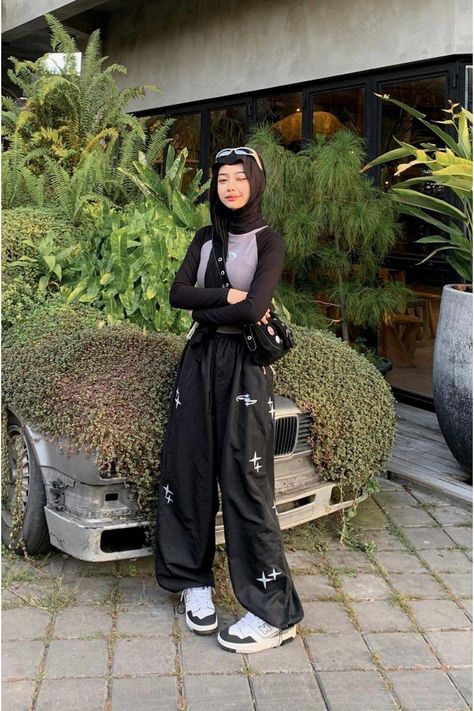 Follow Me ! Model Hijab Remaja Kekinian  Cardigan #ootd #hijab #remaja Acubi Hijab Outfit, Outfit Y2k Hijab, Y2k Hijab, Mamba Girl, Black Hijab Outfit, Hijab Simple, Black Hijab, Bussines Women Lifestyle, Birthday Outfit For Women