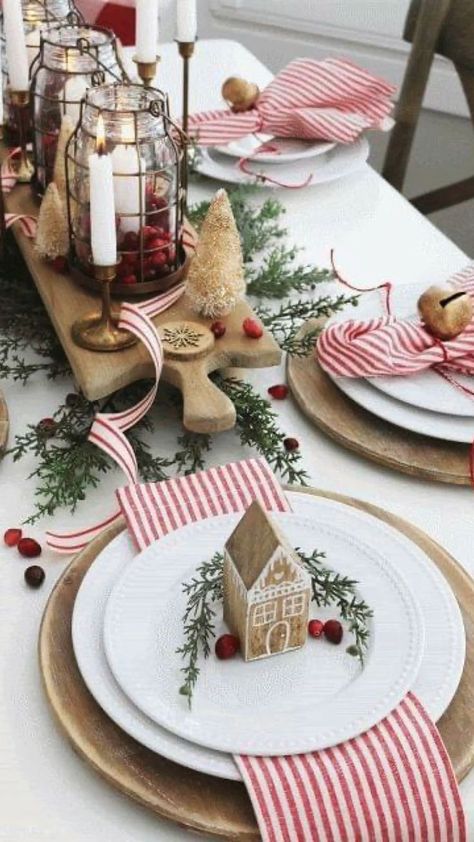 Christmas Dinner Table, Christmas Tablescapes, Christmas Table Settings, Christmas Party Decorations, Noel Christmas, Christmas Tree Themes, Christmas Gift Ideas, Country Christmas, Christmas Centerpieces