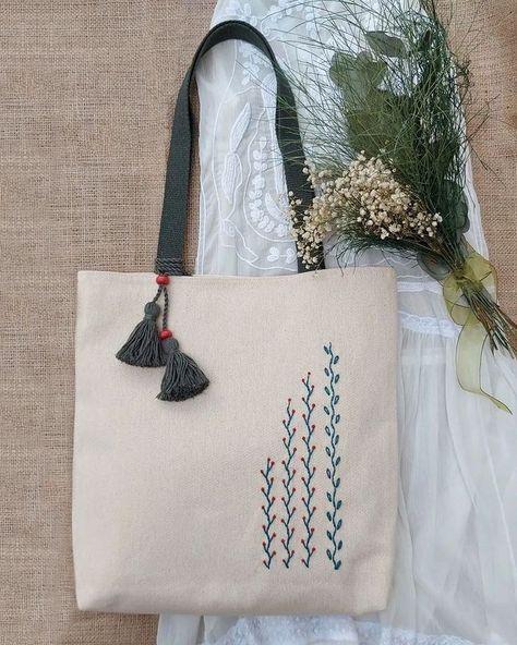 Creative Tote Bag, Diy Tote Bag Design, Handbag Trends, Handmade Fabric Bags, Simple Hand Embroidery Patterns, Diy Bag Designs, Diy Bags Patterns, Tote Bags Sewing, Diy Embroidery Patterns