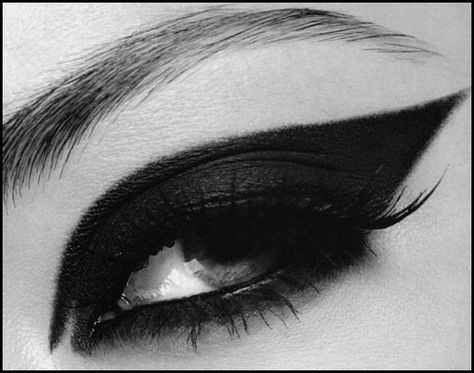 Want this sexy winged eyeliner look? You know what to do beauties :-) #winged #eyeliner #stencil Maquillage Goth, Different Eyeliner Styles, Eyeliner Shapes, How To Do Eyeliner, Winged Eye, Smokey Eyeliner, Eyeliner For Beginners, Cat Eyeliner, Eyeliner Styles