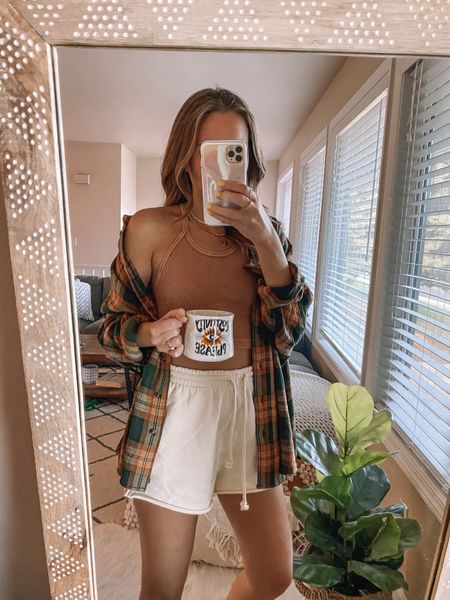 Outfits To Wear With Flannels, Outdoorsy Flannel Outfits, Flannel Shirt And Shorts Outfit, Cute Casual Outfits For Fall Comfy, Shorts With Flannel Outfits, Flannel Shorts Outfit, Fall Short Outfits, Hygge Outfit Summer, Flannel Summer Outfits