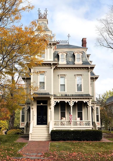 East Coast Victorian House, Colonial Style Homes Exterior, New England Victorian House, New England Architecture, Maine House Exterior, Simple Victorian House, New England Colonial House Exterior, Old New England Homes, Scene Reference