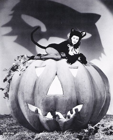 Yvonne De Carlo Vintage Halloween Pinup, Halloween Pinup, Halloween Pin Up, Vintage Halloween Photos, Pinup Vintage, Classic Halloween Costumes, Yvonne De Carlo, Vintage Halloween Costume, Pin Up Photos