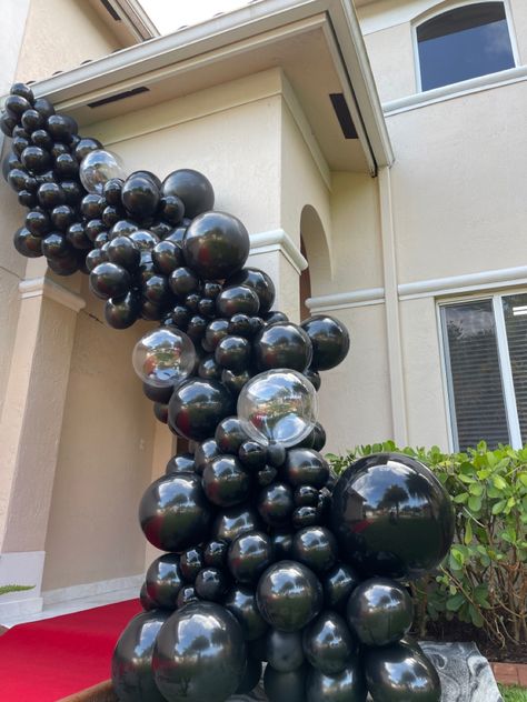 Black And Clear Balloons, All Black Balloon Garland, Clear Balloon Garland, Salon Anniversary, Black Balloon Arch, Black Balloon Garland, Balloon Tutorials, Clear Balloon, 60th Birthday Party Decorations