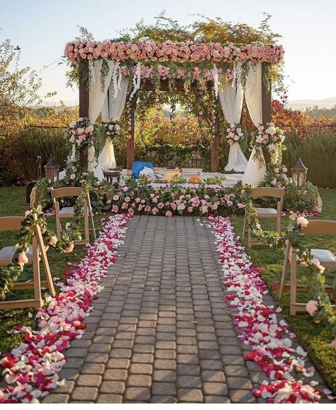 Garden Indian Wedding, Garden Wedding Ceremony Decorations, Mandap Ideas, Reception Decoration Ideas, Ceremony Arrangements, Hindu Wedding Decorations, Fake Flowers Decor, Indian Wedding Decorations Receptions, Small Wedding Decor