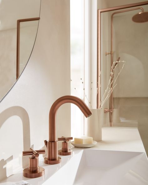 Elegant and warm, @vado_uk’s brushed bronze bathroom collection creates the perfect summer sanctuary. 💫 The rich copper tones add depth to any showering space, blending vibrant colour with understated luxury. Save this post as inspo for your next project! 🚿 📸 @vado_uk #bathroom #showerinterior #hotelinteriors #residentialdesign #bronzebathroom #bathroomdesign #interiordesign #trendingbathroom #bathroomaesthetic #showeraesthetic Brushed Copper Bathroom, Brushed Bronze Bathroom, Copper Bathroom, Bronze Bathroom, Understated Luxury, Hotel Interiors, Bathroom Collections, Brushed Bronze, Room Aesthetic