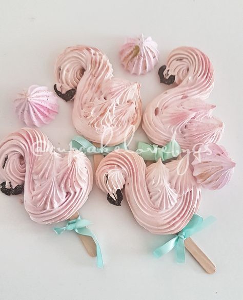 Flamingo Meringues Merengue Cookies Cute, Meringue Cookies Christmas, Pink Meringues, Meringue Pops, Meringue Cookie Recipe, Meringue Desserts, Fine Dining Desserts, Flamingo Cake, Candy Recipes Homemade