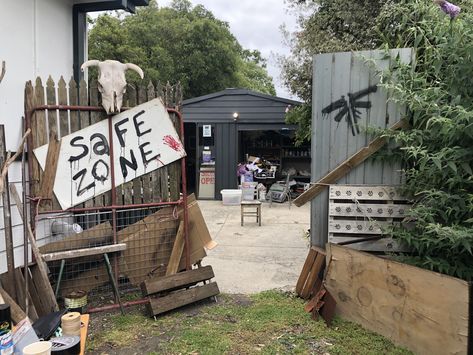 Apocalypse Safe Zone, Wasteland Party, Zombie Apocalypse Halloween, Apocalypse Halloween, Zombie Themed Party, Zombie Apocalypse Party, Backyard Halloween Party, Zombie Halloween Party, Zombie Decorations