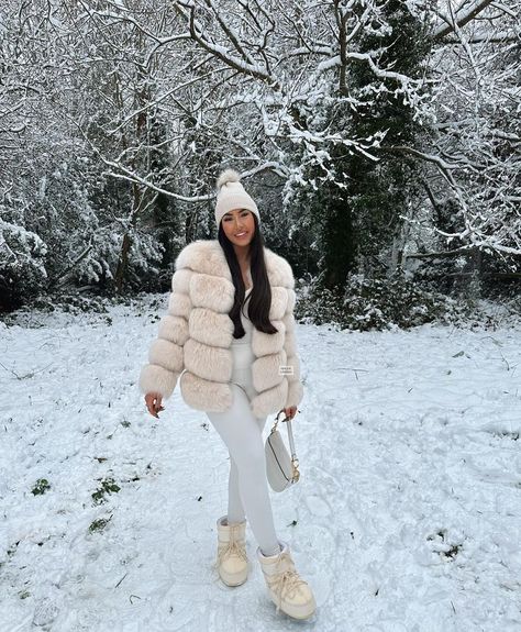 Bariloche, Snow Fits, Fur Long Coat, Langer Mantel, Coat Pocket, Moon Boots, Fox Fur Coat, Fur Coats, Fur Fashion