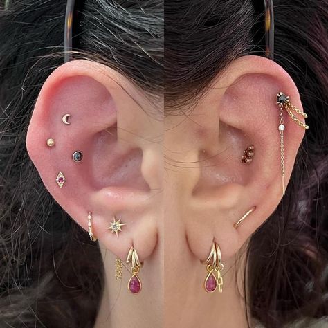 Cassi Lopez-March on Instagram: "Kaylee wanted drama with black and red stones. Say no more. #piercer #piercings #allgoldeverything #safepiercing #piercingsofinstagram" Types Of Ear Piercings, Pretty Ear Piercings, Say No More, Red Stones, Piercings Unique, Jewelry Tattoo, Conch Piercing, Piercing Tattoo, Body Mods