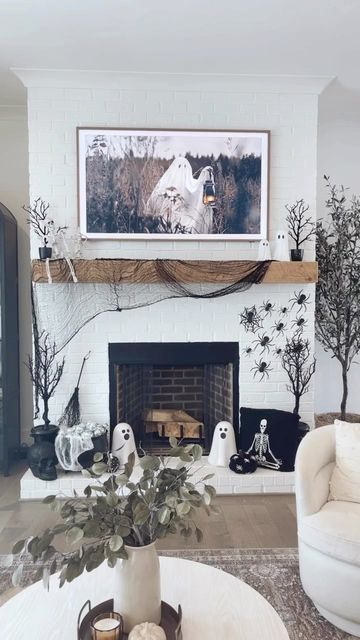 Minimalist Halloween Mantle Decor, Cute Modern Halloween Decor, Halloween Tv Mantle Decor, Halloween Mantle Ideas With Tv, Halloween Mantel With Tv, Fall Halloween Fireplace Decor, Fireplace Mantle Halloween Decor, Fireplace Halloween Decor Mantel Ideas, Modern Halloween Mantle Decor