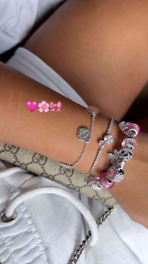 Pink Jewelry Aesthetic, Girly Outfits Pink, Aesthetic Bangles, Bangles Aesthetic, Summer Outfits Girly, Pink Bangles, Pandora Bracelet Charms Ideas, Xoxo Jewelry, Girly Bracelets