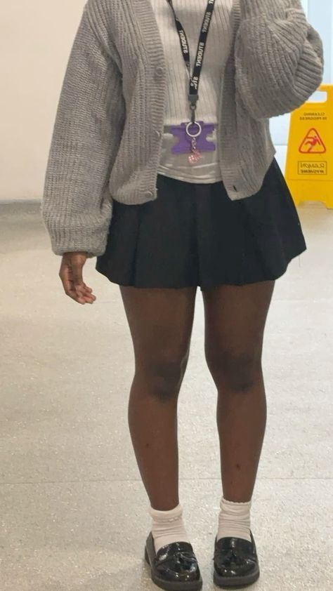 Prep Uniform School Outfits, How To Style Navy Blue Skirt, Casual Sixth Form Outfits, Fall Skirt Outfits Black Women, Scholar Aesthetic Outfit, Uk Sixth Form Outfits, Sixth Form Outfits Casual, Sixthform Outfits Smart Casual, Skirt Outfits College