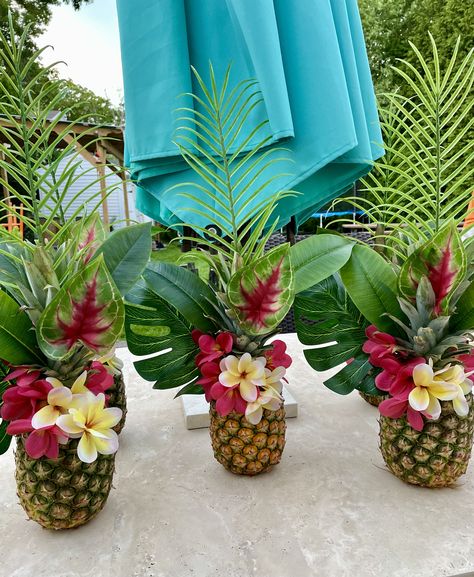 Christmas Luau Centerpieces, Hawaiian Themed Retirement Party, Luau Entertainment Ideas, Polynesian Birthday Party, Hawaiian Christmas Centerpieces, Hawaiian Theme Party Decorations Diy, Hawaii Party Decor, Luau Party Table Decorations, Hawaiian Crafts For Adults