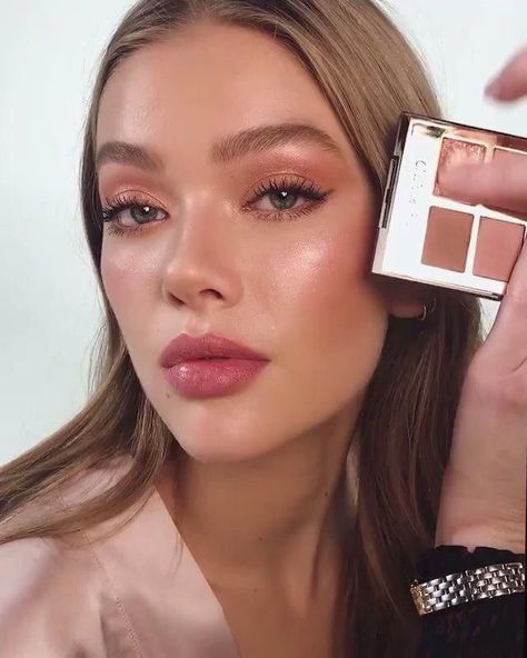 Charlotte Tilbury Looks, Trucco Glam, Teknik Makeup, Warm Makeup, Make Up Diy, Dewy Makeup Look, Eyeliner Tips, دورة شهرية, Video Makeup