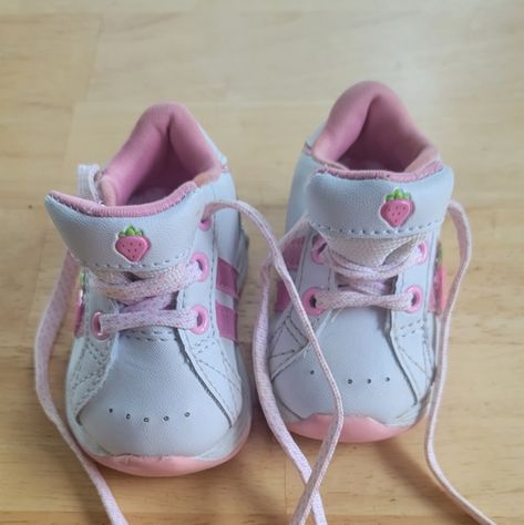 Strawberry Shortcake baby shoes Strawberry Shortcake Baby Outfit, Strawberry Shortcake Baby Clothes, Strawberry Shortcake Baby, Hello Kitty Baby, Vintage Kids Clothes, Strawberry Baby, Kitty Baby, Vintage Baby Clothes