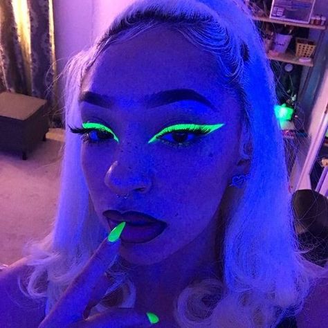 Neon Party Outfits, Neon Face Paint, Uv Makeup, Eyeliner Set, Fest Temaer, Neon Makeup, Rave Makeup, Neon Outfits, Neon Aesthetic