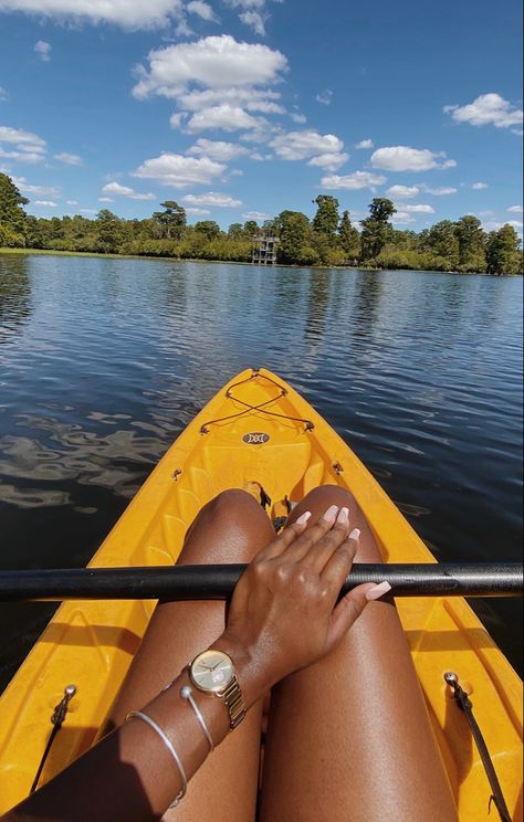 Kayak Photoshoot Ideas, Kayak Poses Photo Ideas, Solo Travel Picture Ideas, Kayaking Poses, Kayaking Picture Ideas, Kayaking Photoshoot, Kayak Pictures Ideas, Kayak Photoshoot, Kayak Outfit