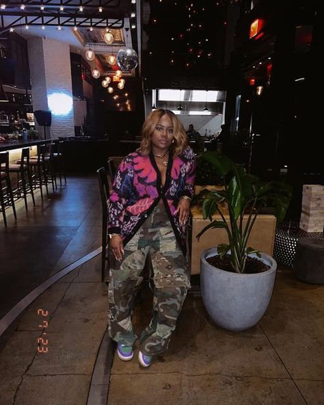 Black Women Style Inspiration, Army Pants Street Style, All Black Brunch Outfit Fall, Fall Skirt Outfits Black Women, Styling Camo Pants Women, Women Camo Pants Outfit, Cardigan Outfits Black Women, Cardigan Outfit Street Style, Winter Looks Black Women