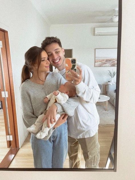 Baby And Dad Aesthetic, Family Aestethic, Parenthood Aesthetic, Family Goals Aesthetic, Old Money Couple, Money Couple, Jess Conte, Couple With Baby, Couple Lifestyle