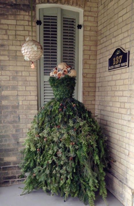 The Dusty Victorian: Christmas Tree Dress 2014 DIY - The Countess' New Gown Dress Form Christmas Tree, Mannequin Christmas Tree, Dogs Christmas, Christmas Tree Dress, Tree Dress, St Marys, Diva Style, Dress Forms, Deco Floral